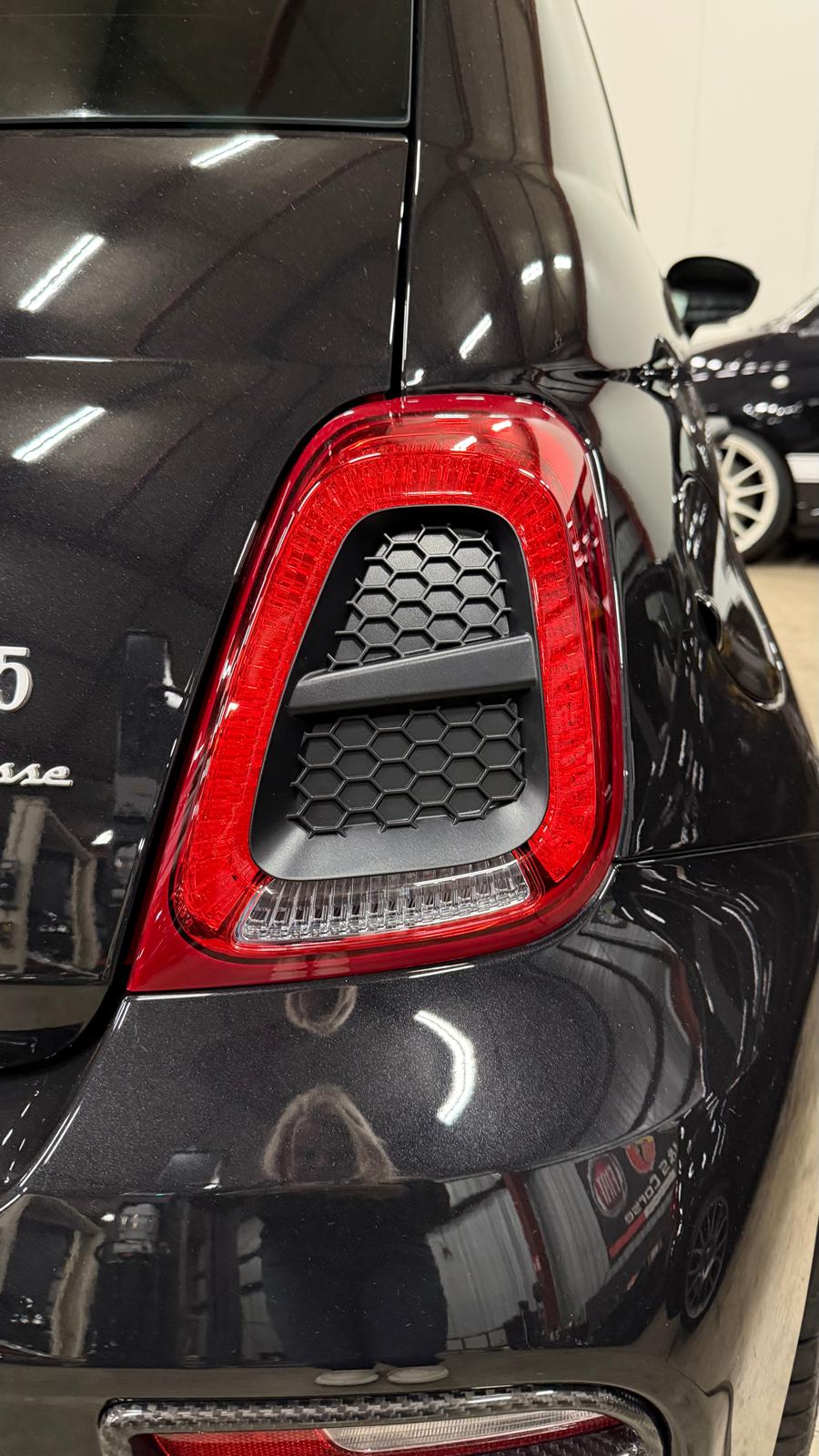 Abarth 500/595/695 achterlicht honeycomb covers zwart (serie 4)