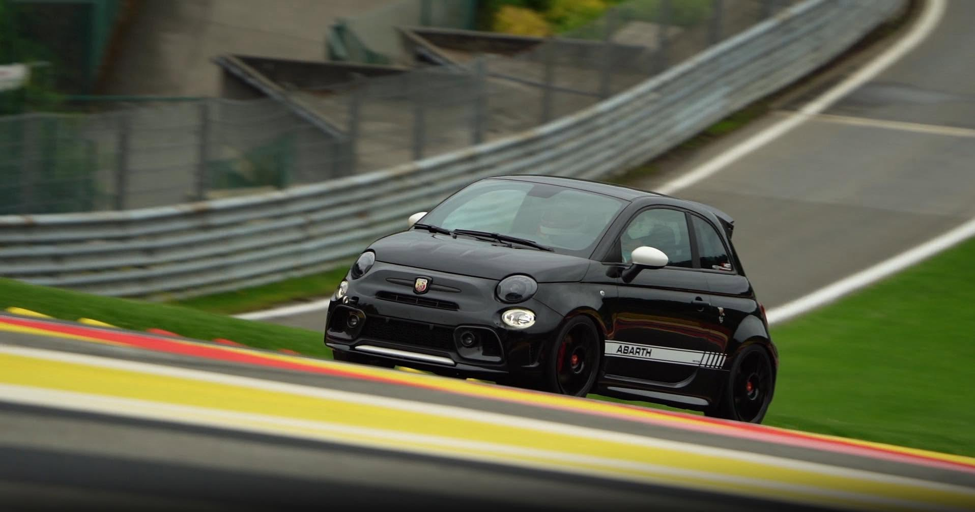 Zwarte Abarth build op circuit
